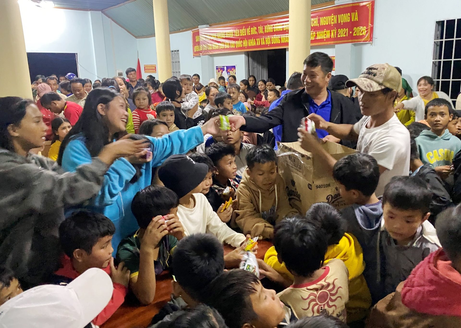 Chi đoàn Văn phòng UBND tỉnh thăm, tặng quà thiếu nhi buôn kết nghĩa nhân dịp Tết Trung thu năm 2022